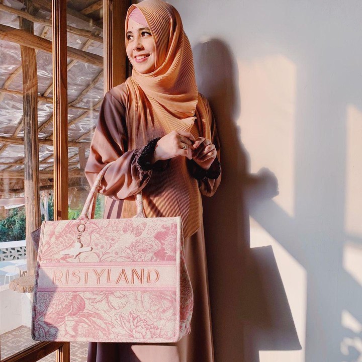 <p>Risty Tagor juga mulai mencoba hijab kekinian, seperti model pashmina lipit yang digunakan untuk melengkapi outfit bernuansa<em> earthy tone.</em> (Foto: Instagram @ristytagor)</p>