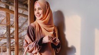 <p>Risty Tagor juga mulai mencoba hijab kekinian, seperti model pashmina lipit yang digunakan untuk melengkapi outfit bernuansa<em> earthy tone.</em> (Foto: Instagram @ristytagor)</p>