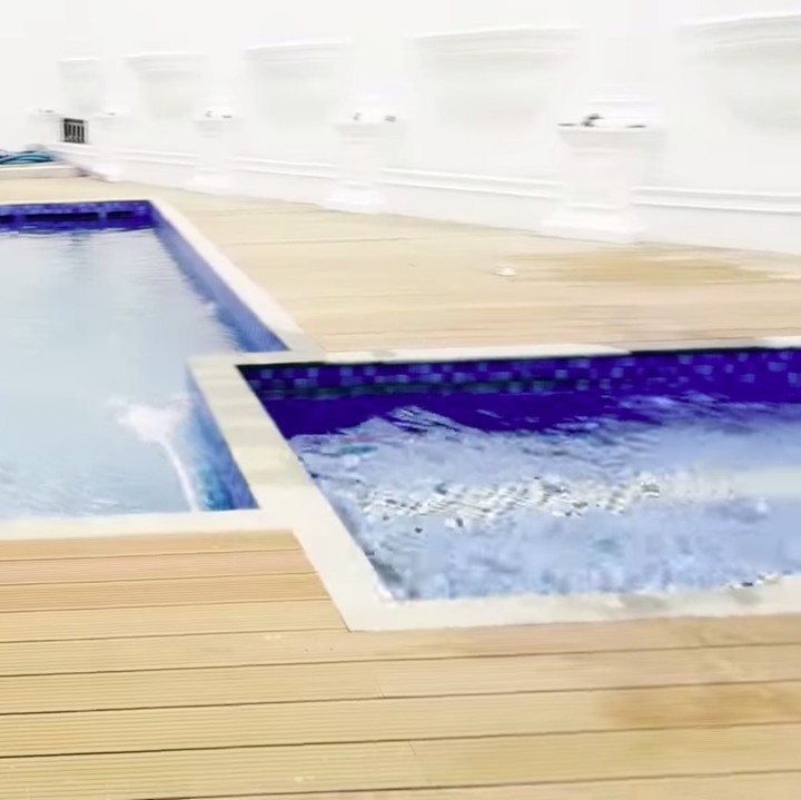<p>Bukan rumah mewah namanya kalau tak memiliki kolam renang. Rumah Asri dan Toni juga memiliki kolam renang yang mewah dan luas, Bunda. (Foto: YouTube SR 12 Herbal Skin)</p>