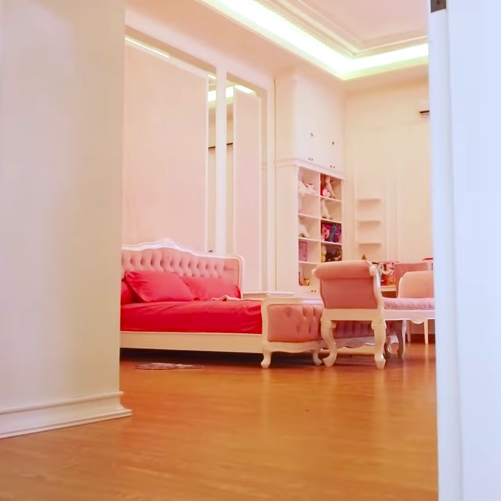<p>Kamar anak pertamanya, didominasi dengan warna putih dan pink, selayaknya kamar anak perempuan pada umunya. (Foto: YouTube SR 12 Herbal Skin)</p>