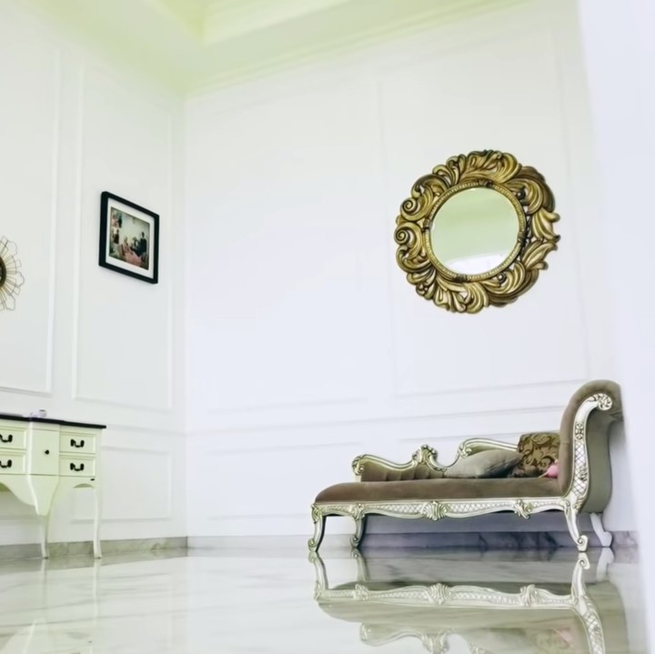 <p>Tak main-main, saking mewah dan luasnya, rumah ini dibangun di atas tanah seluas 2.500 meter, lho. (Foto: YouTube SR 12 Herbal Skin)</p>