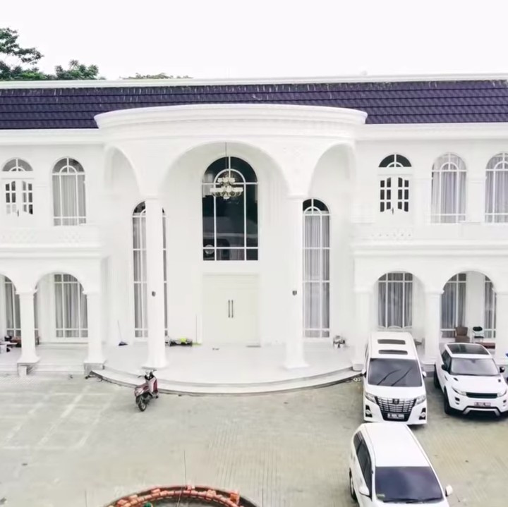 <p>Pasangan sultan Gunung Sindur, Toni Firmansyah dan Asrianty Salam ini ternyata memiliki rumah mewah bak istana, Bunda. (Foto: YouTube SR 12 Herbal Skin)</p>
