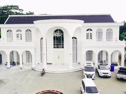 9 Potret Rumah Mewah Milik Sultan Gunung Sindur, Serba Putih bak Istana