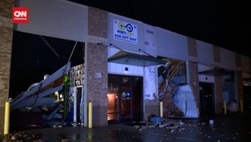 VIDEO: Badai Terjang Restoran, Pengunjung Terjebak Puing Bangunan
