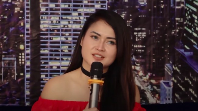 Selama menunggu persetujuan rehabilitasi, penyanyi dangdut Velline Chu dan suaminya ditahan oleh kepolisian.