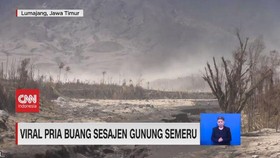 VIDEO: Viral Pria Buang Sesajen Gunung Semeru