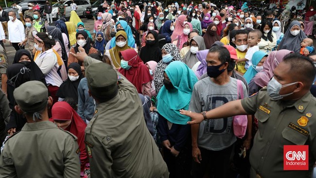 Ratusan warga, didominasi oleh emak-emak, di Bandarlampung mengantre dan berdesakan demi mendapatkan minyak goreng murah.
