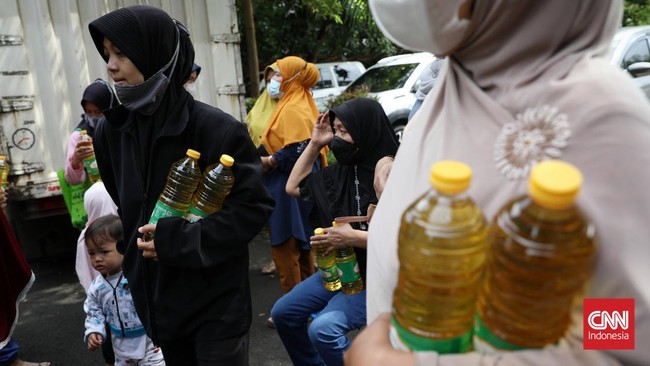 Swalayan di Makassar, Sulsel, meminta pembeli minyak goreng menunjukkan KTP dan KK untuk mencegah pembelian dalam jumlah banyak.
