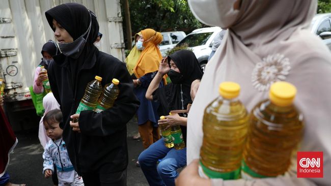 Residents Hunt for Cooking Oil Before It Goes Up to Rp.43 Thousand