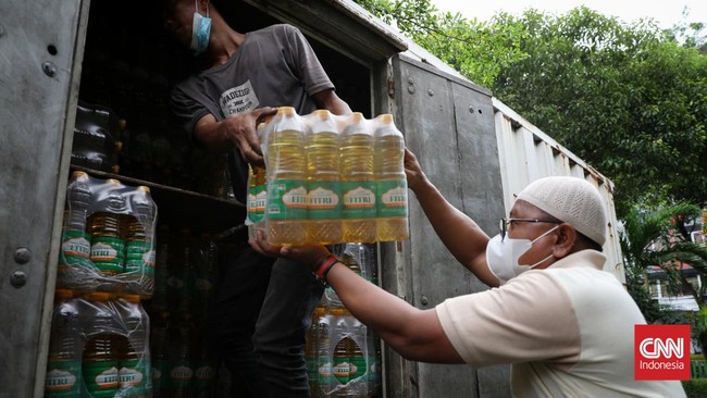 Kemendag membuka layanan hotline 24 jam untuk memantau penerapan minyak goreng Rp14 ribu agar masyarakat dapat menyampaikan aduan penyelewengan harga.