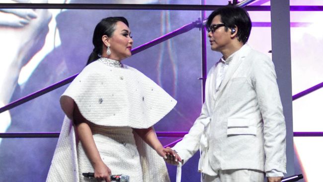 Bertepatan dengan perayaan hari pernikahan pada 11 Januari, Armand Maulana dan Dewi Gita membagikan tips tetap kompak dan harmonis setelah 28 tahun bersama.