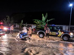 Diguyur Hujan Deras 4 Jam, Ngawi Banjir Hingga Ketinggian 1 Meter