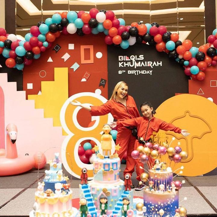 <p>Selain penampilan, dekorasi pesta juga dipenuhi tema Squid Game. Kue ulang tahun Bliqis pun dibuat menyesuaikan tema. Unik banget ya, Bunda? (Foto: Instagram @ayutingting92)</p>