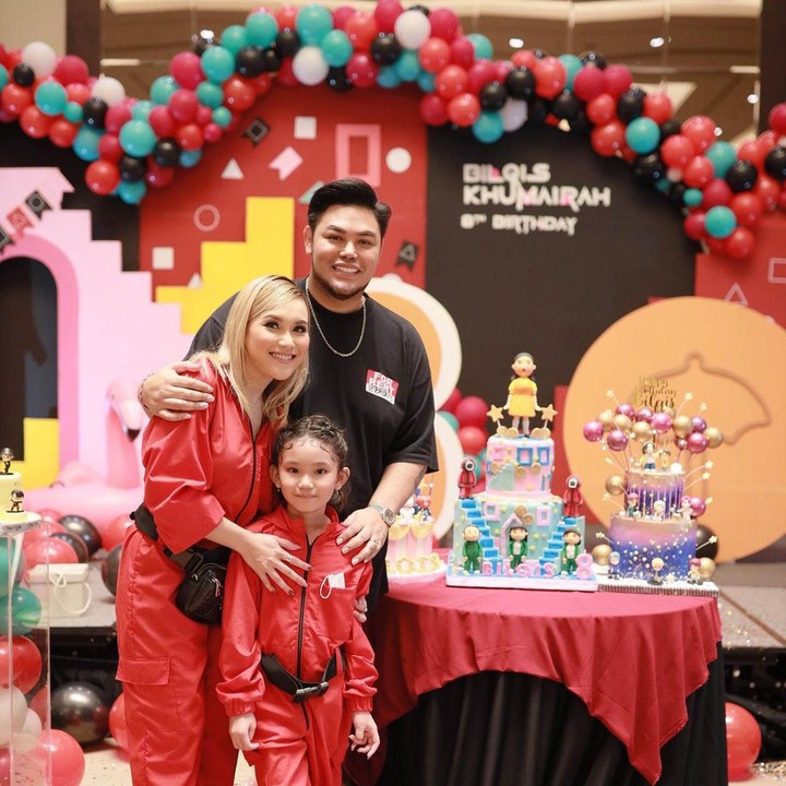 <p>Ivan Gunawan juga tampak hadir di pesta ulang tahun Bilqis lho. Ayu mengabadikan momen kebersamaanya dengan Ivan dan buah hati. Ia tak lupa mengucapkan terima kasih pada sahabat itu, Bunda. (Foto: Instagram @ayutingting92)</p>