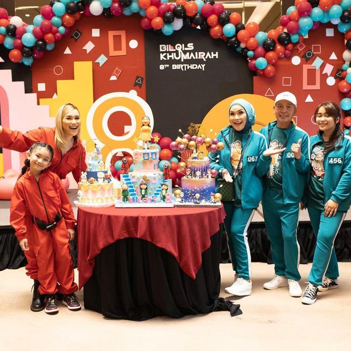 <p>Keluarga Ayu Ting Ting juga kompak mengenakan pakaian bertema <em>Squid Game</em>. Ayah, ibu, dan adik Ayu, tampak menggunakan pakaian serba hijau persis pemain di serial ini. (Foto: Instagram @ayutingting92)</p>