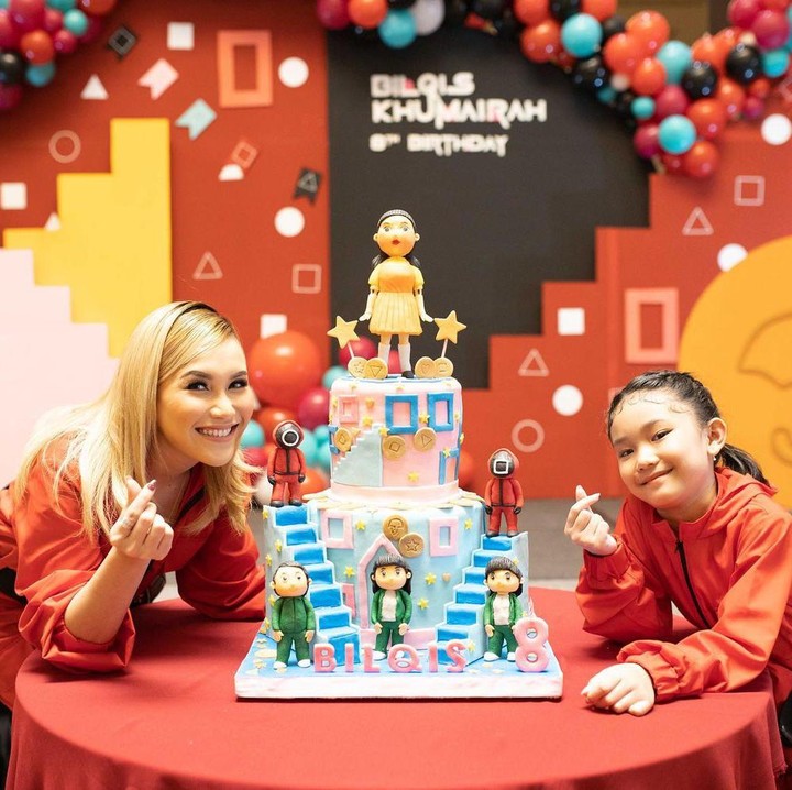 <p>Pesta ulang tahun Bilqis didominasi warna merah, sesuai dengan tema <em>Squid Game</em>. Ayu dan Bilqis terlihat kompak mengenakan baju merah, Bunda. (Foto: Instagram @ayutingting92)</p>