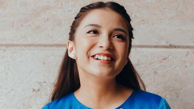 Chelsea Olivia Buang Gigi Gingsul, Netizen Sedih Chelsea Olivia membuang gigi gingsulnya. Namun, banyak netizen yang menjadi sedih senyum Chelsea kini tak lagi dihiasi gigi gingsul.