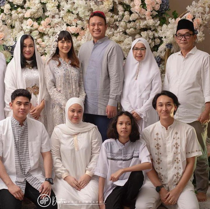 <p>Acara pun dihadiri oleh orang tua dan kerabat Gilang serta Adiez, Bunda. (Foto: Instagram: @gilangdirga)</p>