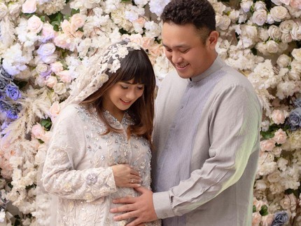7 Potret Maternity Shoot Adiezty Fersa Jelang Melahirkan, Tampil Elegan bareng Suami