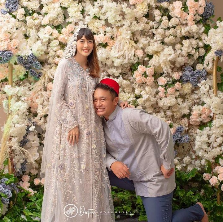 <p>Adiez sendiri terlihat cantik dengan mengenakan <em>dress</em> panjang dan hiasan kepala. Sementara Gilang Dirga mengenakan pakaian warna senada, celana biru dongker, dan peci merah. (Foto: Instagram: @gilangdirga)</p>