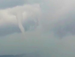 Fenomena Waterspout di Selat Bali Mirip Puting Beliung di Daratan