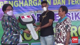 Gelandang Timnas Ricky Kambuaya Dihadiahi Sepeda Motor