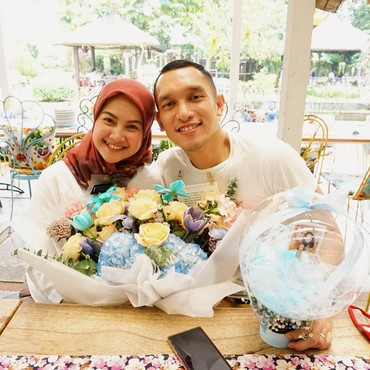 Masuk Islam, Giovanni Tobing Dibantu Baim Wong Belajar Wudhu