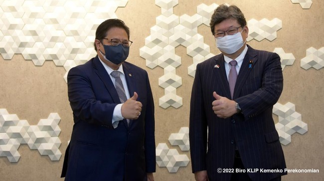 Menteri Koordinator Bidang Perekonomian Airlangga Hartarto menerima kunjungan Menteri Ekonomi, Perdagangan dan Industri Jepang Koichi Hagiuda, Senin (11/1).