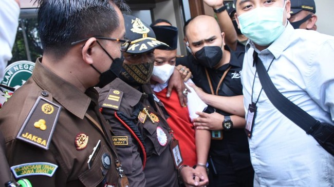 Terdakwa kasus dugaan pemerkosaan belasan santriwati, Herry Wirawan dihadirkan langsung dalam sidang vonis di Pengadilan Negeri Bandung, Selasa (15/2).