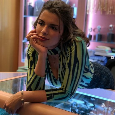 Julia Fox Bantah Tiru Gaya Berbusana Kim Kardashian