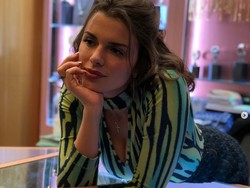 Julia Fox Bantah Tiru Gaya Berbusana Kim Kardashian