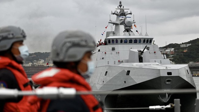 Taiwan memamerkan kapal-kapal perang buatan dalam negeri di sebuah acara yang dirancang untuk mengirim pesan tak gentar hadapi China.