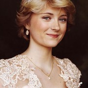 10 Gaya Rose Nora Anna, Selebgram Viral yang Disebut Mirip dengan Mendiang Putri Diana