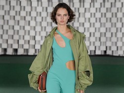 Jadi Tren Fashion 2022, Simak 5 Tips Mix and Match Catsuit