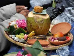 Ini yang Terjadi ke Tubuh Pria yang Nekat Makan Sesajen