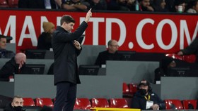 Tatapan Berani Gerrard Saat Diejek Fan Man Utd di Old Trafford