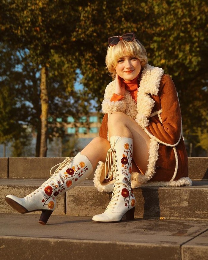 Masih mengenakan boot, kali ini ia memilih boots dengan motif floral dan tali bagian depan. Lengkap dengan coat bulu berwarna coklat, Rose terlihat sangat mempesona. (@rosenoraanna)