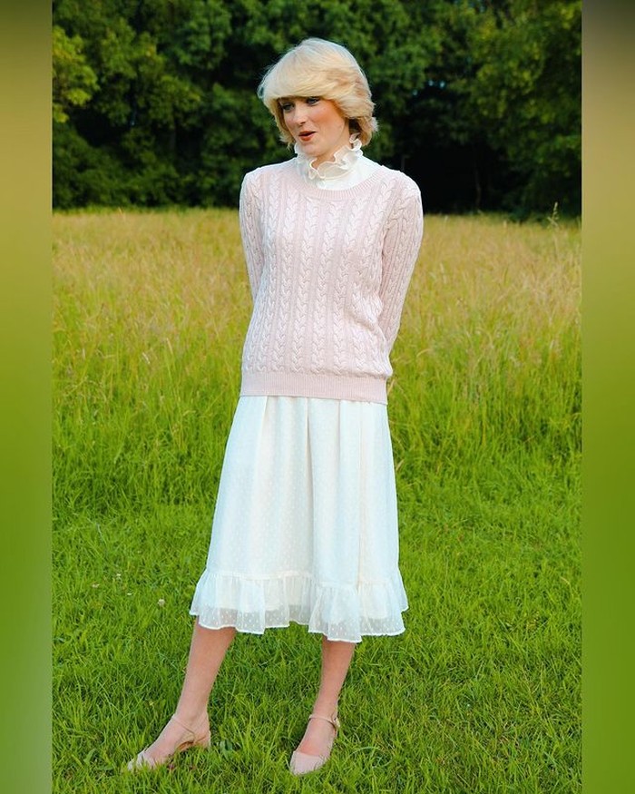 Mengenakan rok putih dipadukan dengan sweater pink, Rose terlihat begitu manis dan lembut dalam pemotretan Tribute to Princess Diana pada bulan Juli. Sangat mirip dengan penampilan Putri Diana dan kepribadiannya yang lemah lembut. (@rosenoraanna)