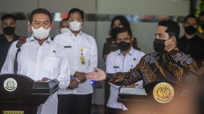 Menteri BUMN mendatangi markas Kejagung melaporkan dugaan korupsi pengadaan pesawat di Garuda Indonesia pada Selasa (11/1).
