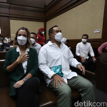 Dengar Vonis 1 Tahun Penjara, Tangis Nia Ramadhani Pecah di Ruang Sidang