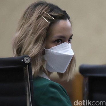 Putri Nia Ramadhani Histeris Dengar Sang Ibu Divonis 1 Tahun Penjara