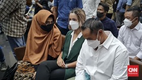 Nia Ramadhani Menangis Divonis 1 Tahun Penjara