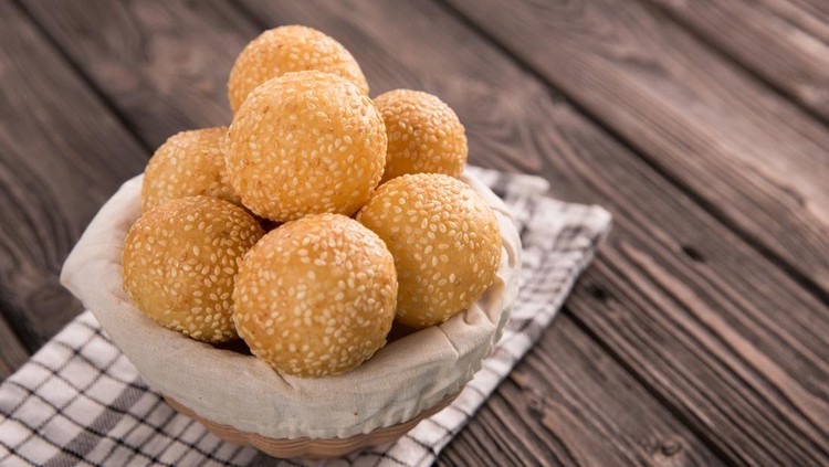 onde-onde. indonesian traditional street food. glutinous rice flour and stuffed inside a green bean paste with sesame seeds