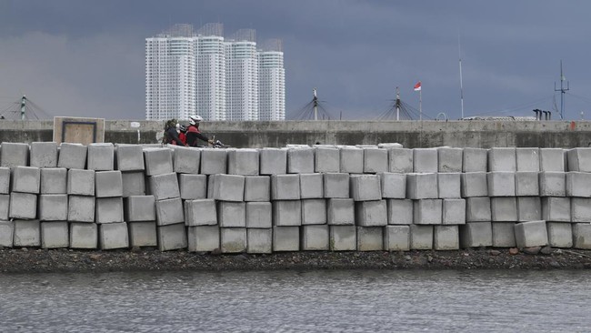 Pembangunan tanggul di pesisir Jakarta dalam program NCICD baru selesai sekitar 13 kilometer dari prioritas pembangunan 46 kilometer.