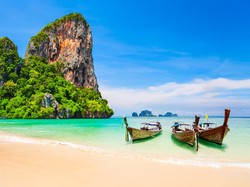 Kasihan, Pulau Cantik Ini Kekeringan Air Karena Kebanjiran Turis