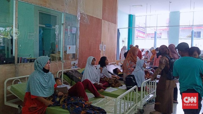 Sebanyak 30 murid SD di Padang keracunan bakso bakar yang dijual pedagang keliling. Ada yang dirawat di IGD rumah sakit karena gejalanya berat.