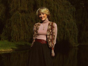 Mengenakan dress vintage seperti ini, bagaimana menurut kalian, Beauties apakah Rose memang mirip dengan mendiang Putri Diana? (@rosenoraanna)
