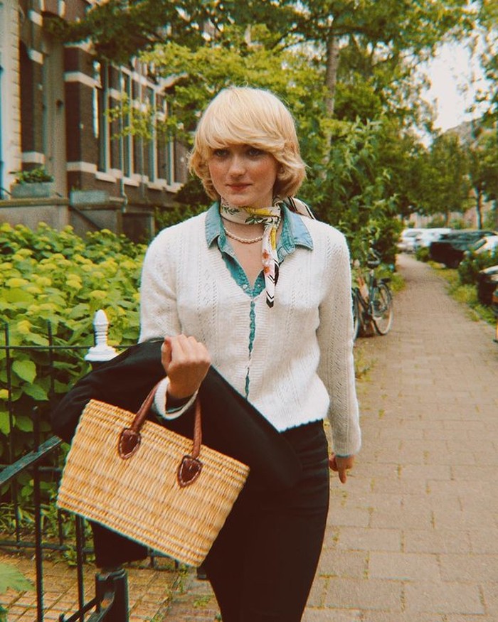 Rose mengunggah konten dirinya berpakaian ala Putri Diana semasa muda. Dengan potongan rambut bob dan scarf di leher, ia terlihat begitu menyerupai dengan mantan istri Pangeran Charles tersebut.(@rosenoraanna)