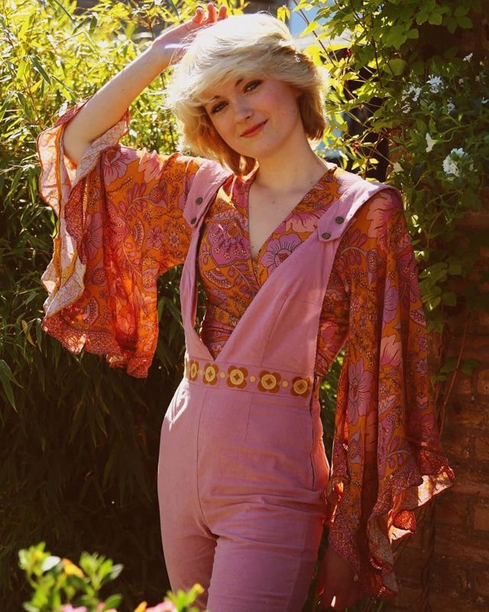 Rose sendiri memang senang bergaya vintage ala tahun 70-80an. Mengenakan atasan motif floral dipadukan dengan jumpsuit berwarna pink, Rose terlihat chic and stunning.(@rosenoraanna)