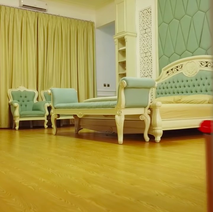 <p>Dalam rumah juga terdapat 9 buah kamar. Kamar utama, kamar ketiga anaknya, beberapa kamar tamu, serta kamar ART. (Foto: YouTube SR 12 Herbal Skin)</p>